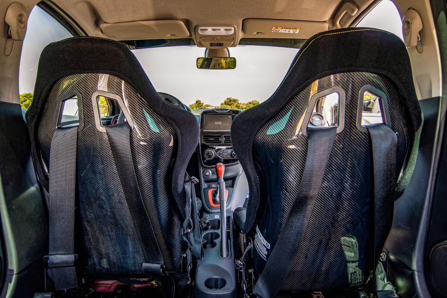 Интерьер Renault Clio R.S. Performance Accessories 2018 года  (фото 10 из 13)